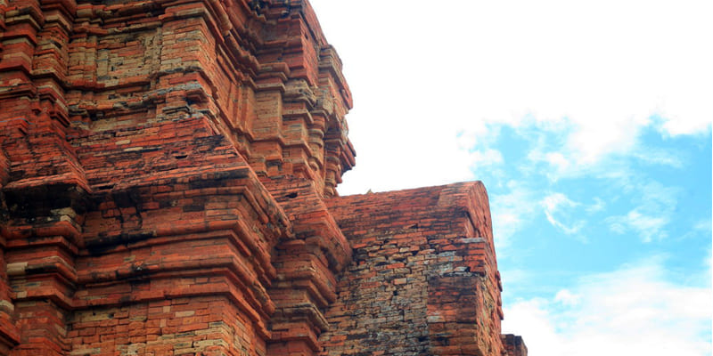 Tường gạch cổ liên kết chắc chắn và bền bỉ theo thời gian