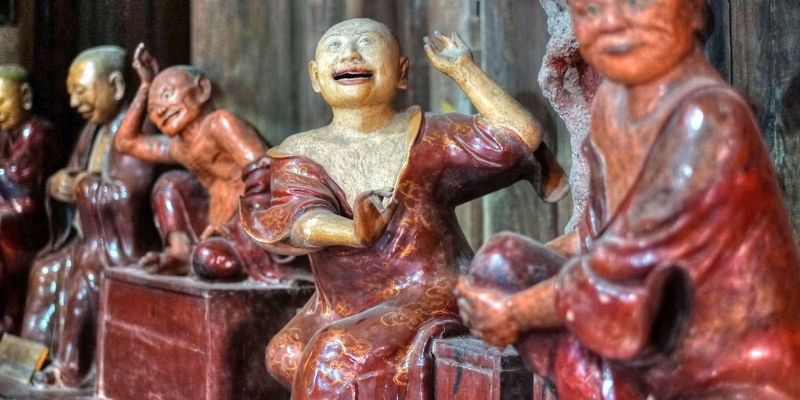 Hơn 100 pho tượng gỗ tinh xảo tại chùa