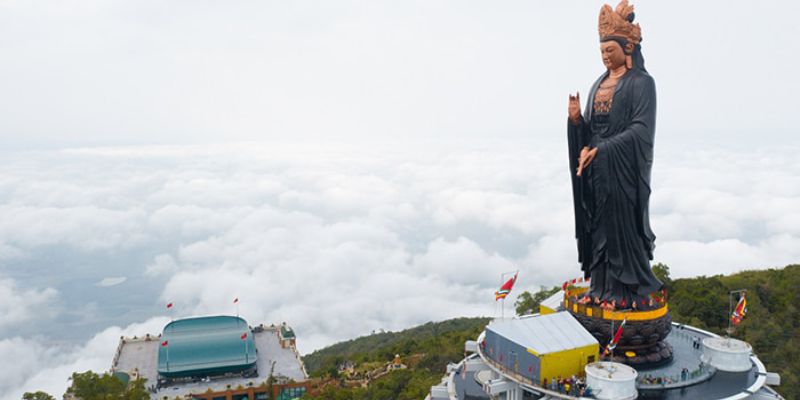 Tượng Phật Bà bằng đồng uy nghi trên đỉnh núi Bà Đen