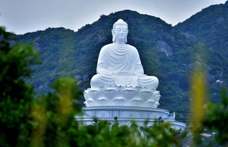 Tượng Phật đầy uy nghi hướng về biển cả bao la