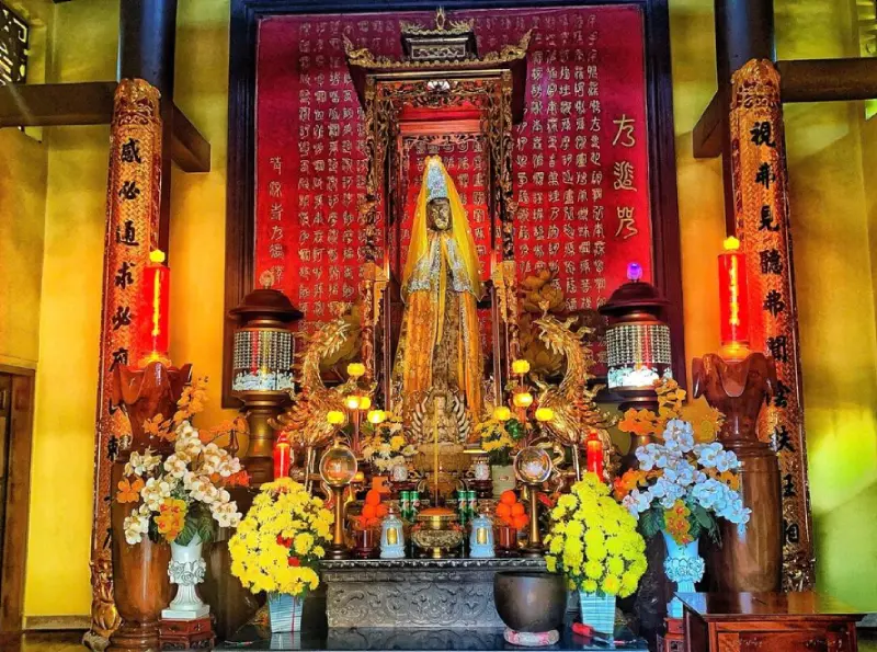 Tượng Quan Âm tại chùa