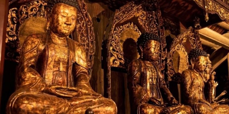 Tượng Tam Thế uy nghiêm trong chùa Bút Tháp Bắc Ninh