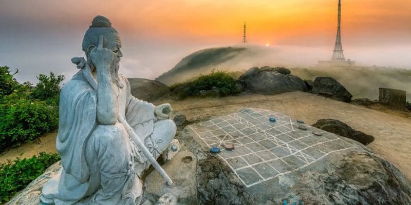 Tượng tiên ông trên đỉnh Bàn Cờ độc đáo