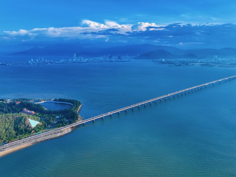 Vẻ đẹp của cầu vượt biển dài nhất Việt Nam