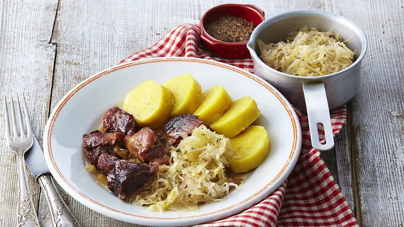 Vepřo knedlo zelo - thịt heo quay, bánh bao và bắp cải muối