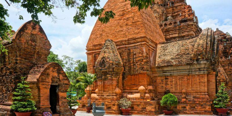 Tháp Bà Ponagar uy nghiêm, sừng sững trên đồi Cù Lao