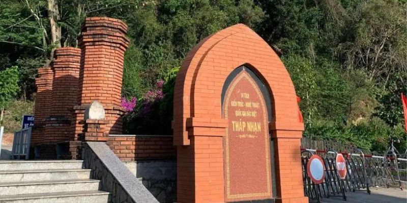 Khu vực chân núi Nhạn với bãi đỗ xe thuận tiện cho du khách