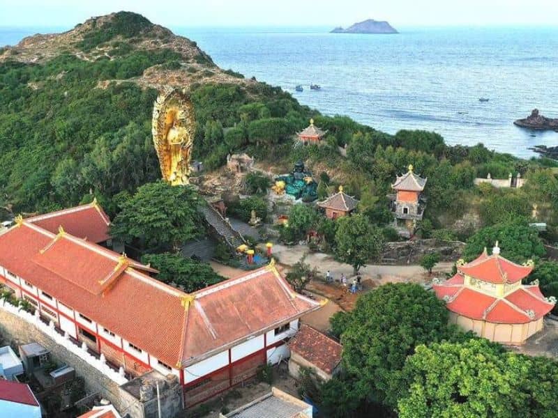 Vị trí tịnh xá ẩn mình trên núi