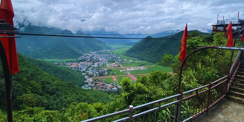 View bản làng giữa núi rừng tuyệt đẹp từ trên cao