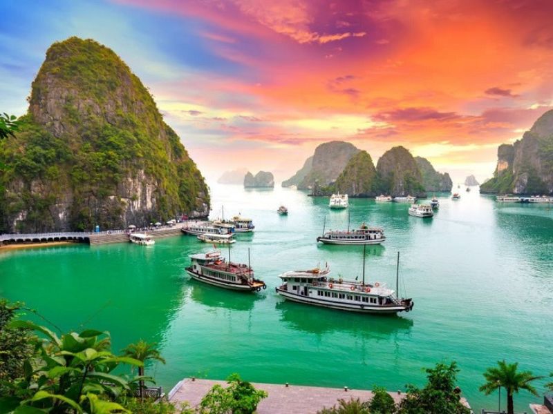 Mùa đẹp nhất đến Hạ Long là vào tháng 6 - 8 