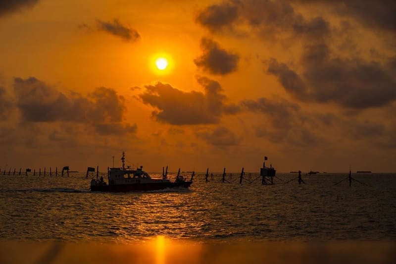 Bắt trọn khoảnh khắc hoàng hôn trên Vịnh mang nét đẹp khó tả