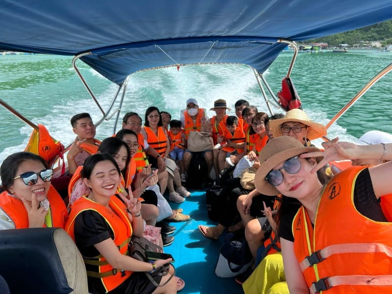 Bạn nên thuê hướng dẫn viên để giúp hiểu rõ hơn về vùng Vịnh Vũng Rô