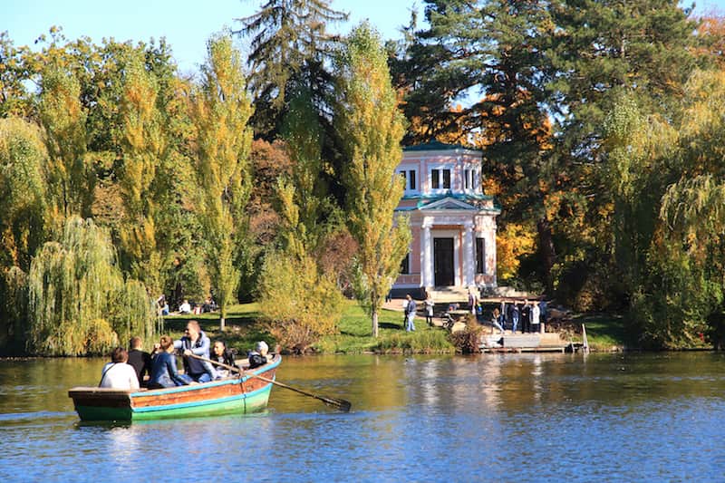 Hồ sơ du lịch thăm thân cần có thư mời của người thân tại Ukraine