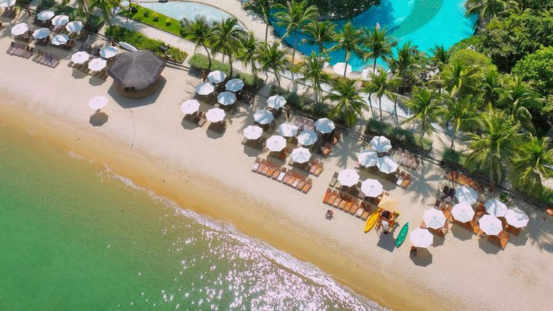 Vui chơi tắm biển thư giãn trong kỳ nghỉ