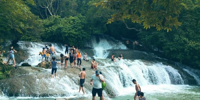 Vui chơi dưới dòng nước xanh mát của thác