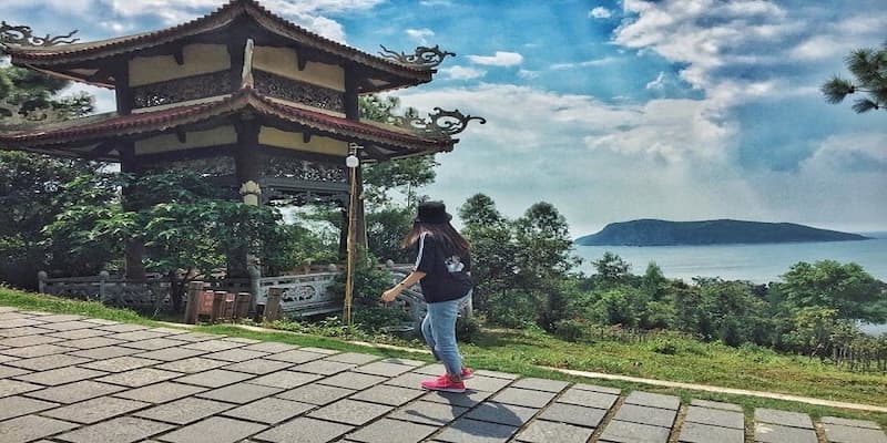 Mang trang phục phù hợp khi tới Vũng Chùa Đảo Yến