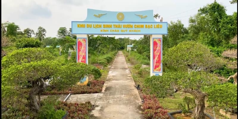 Cổng vào vườn chim Bạc Liêu với lối đi bằng phẳng