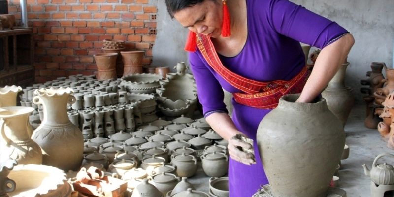 Du khách khám phá quy trình làm gốm thủ công tinh xảo