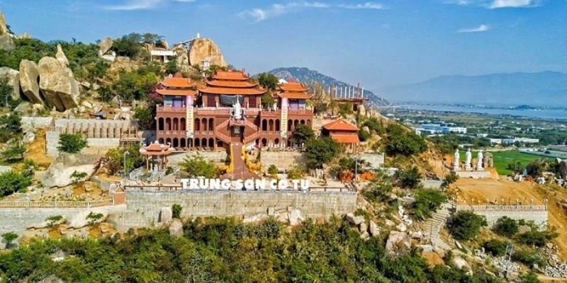 Trùng Sơn Cổ Tự trên Núi Đá Chồng có cảnh quan non nước hùng vĩ