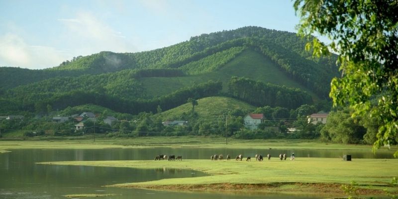 Hồ Sông Mực như trái tim xanh giữa đại ngàn với mặt nước trong vắt