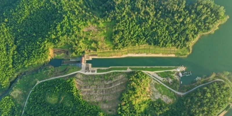 Tham quan hang Ngọc với không gian mát lạnh với nhũ đá lấp lánh