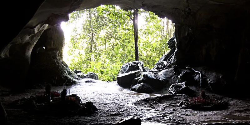 Ngắm nhìn sự kì thú từ xa ở động Trăng Khuyết