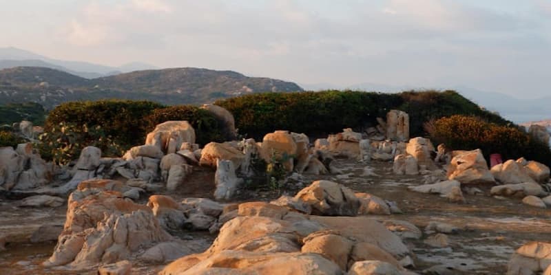 Công viên đá rộng lớn được biển cả ôm trọn