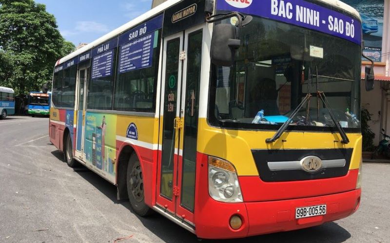 Xe bus giúp tiết kiệm chi phí di chuyển tới đền Tam Phủ
