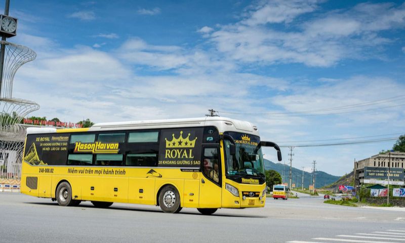 Xe khách được nhiều người lựa chọn để tới Sapa