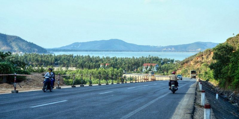 Nên đi đến Vịnh Xuân Đài bằng xe máy để ngắm đường bờ biển vòng cung tuyệt đẹp