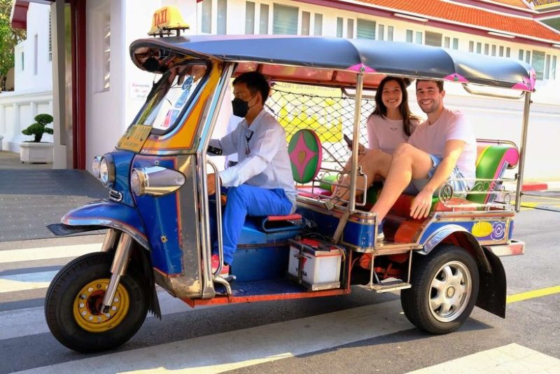 Đi xe tuk-tuk tiết kiệm