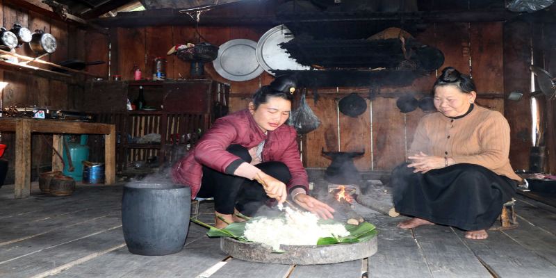 Thưởng thức gạo nếp tan Điện Biên