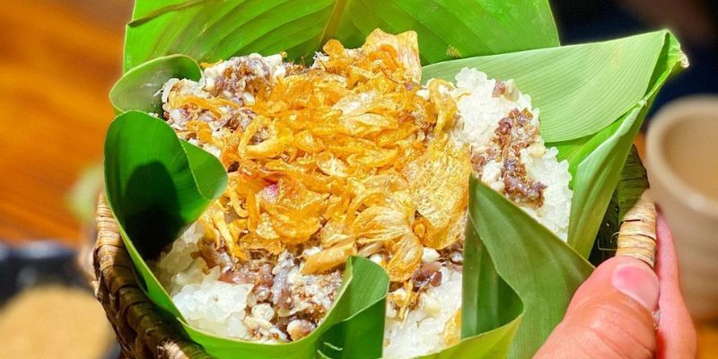 Xôi trứng kiến hòa quyện gia vị béo bùi thơm ngon