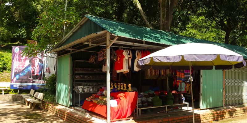 Xung quanh chân đồi có khá nhiều nơi ăn uống, nghỉ ngơi