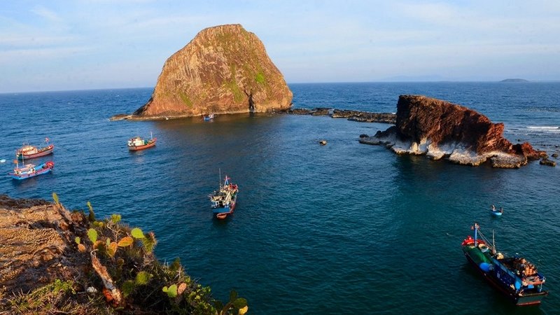 Xung quanh là vùng biển nước xanh như ngọc bích